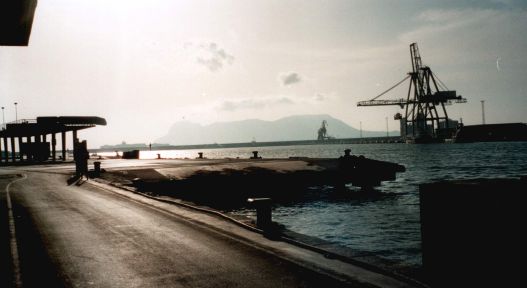 Gibraltar im Hintergrund